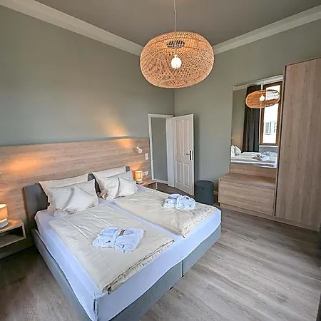 Weinhotel St. Stephanus 젤틴겐라티그